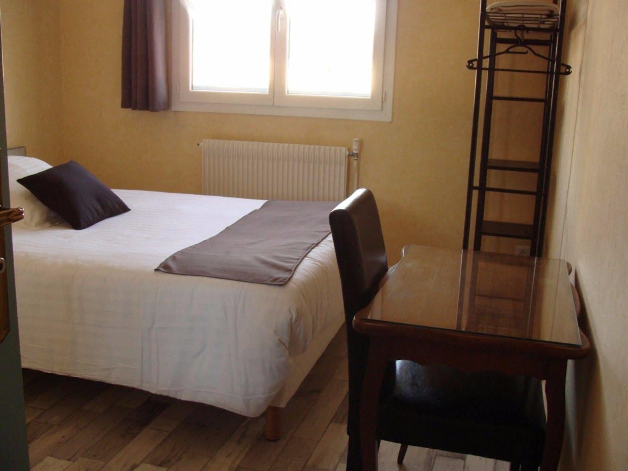 Hotel Le Flaubert Fougères エクステリア 写真