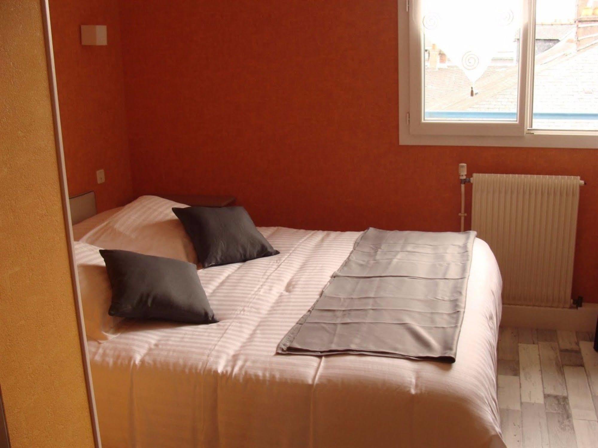 Hotel Le Flaubert Fougères エクステリア 写真