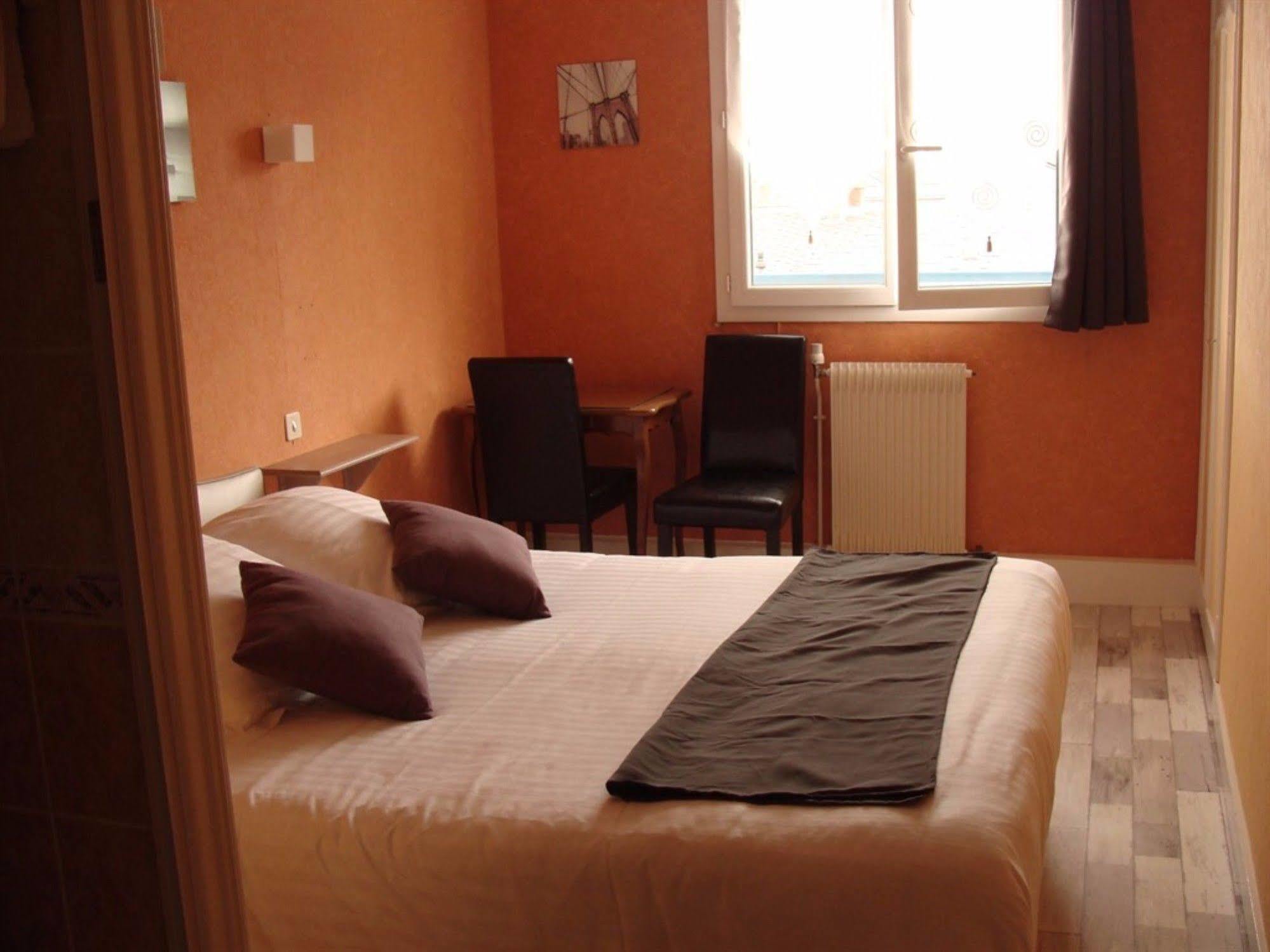 Hotel Le Flaubert Fougères エクステリア 写真