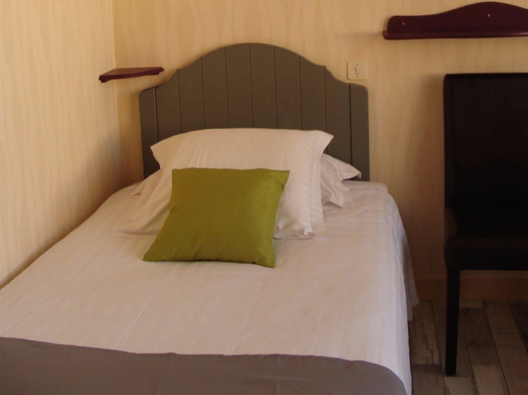 Hotel Le Flaubert Fougères エクステリア 写真