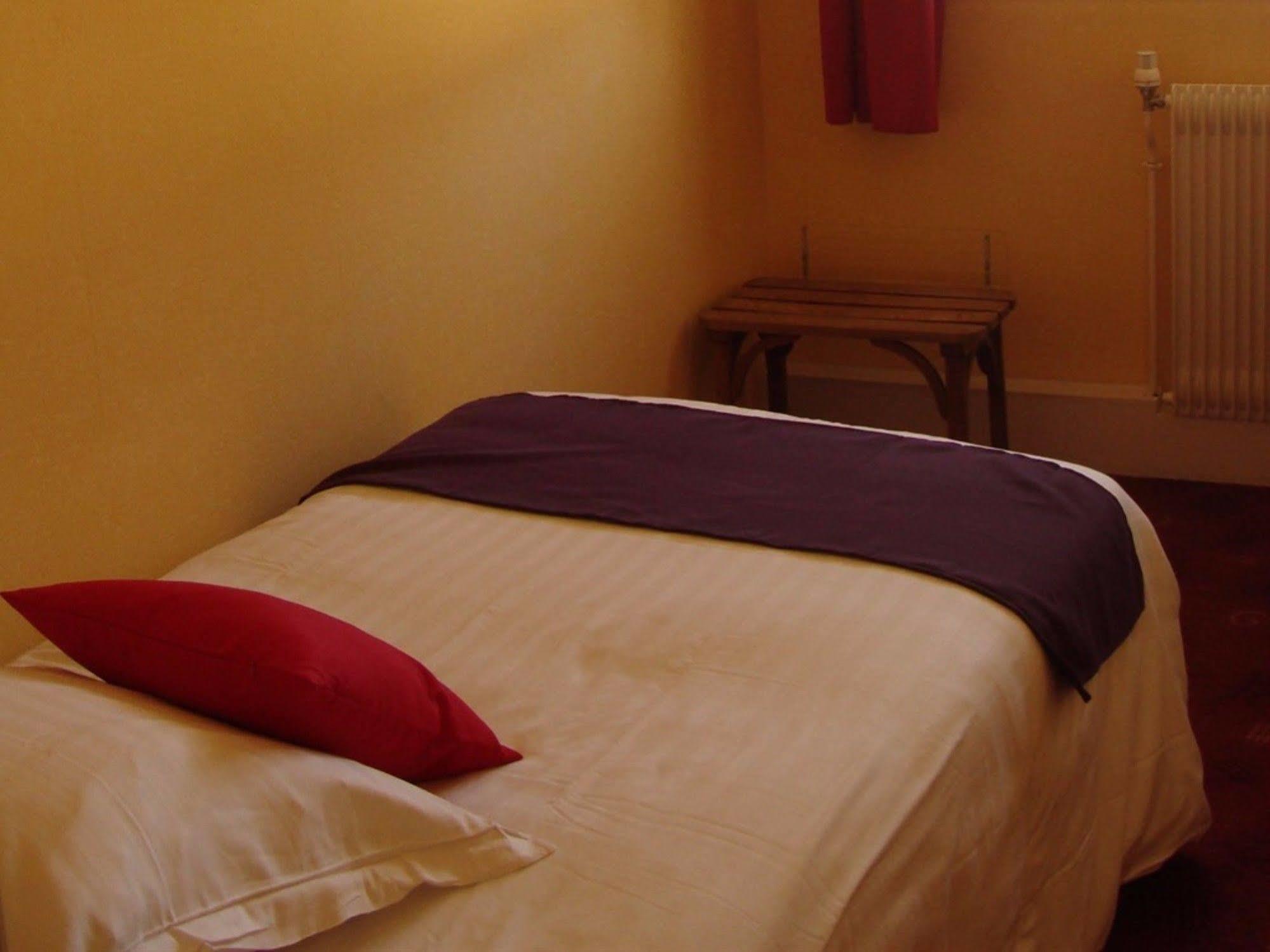 Hotel Le Flaubert Fougères エクステリア 写真